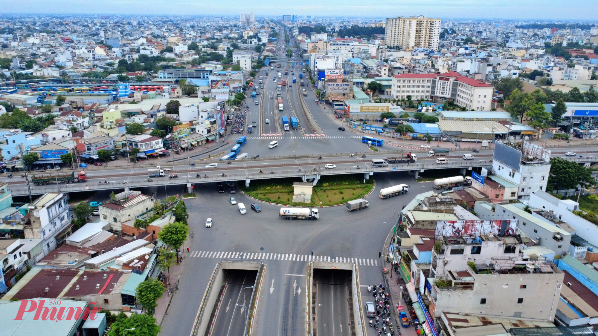 Quốc lộ 22, tuyến đường huyết mạch kết nối TPHCM với tỉnh Tây Ninh và cửa khẩu quốc tế Mộc Bài, Campuchia, từ lâu đã trở thành một điểm đen về giao thông khiến người dân mệt mỏi. 