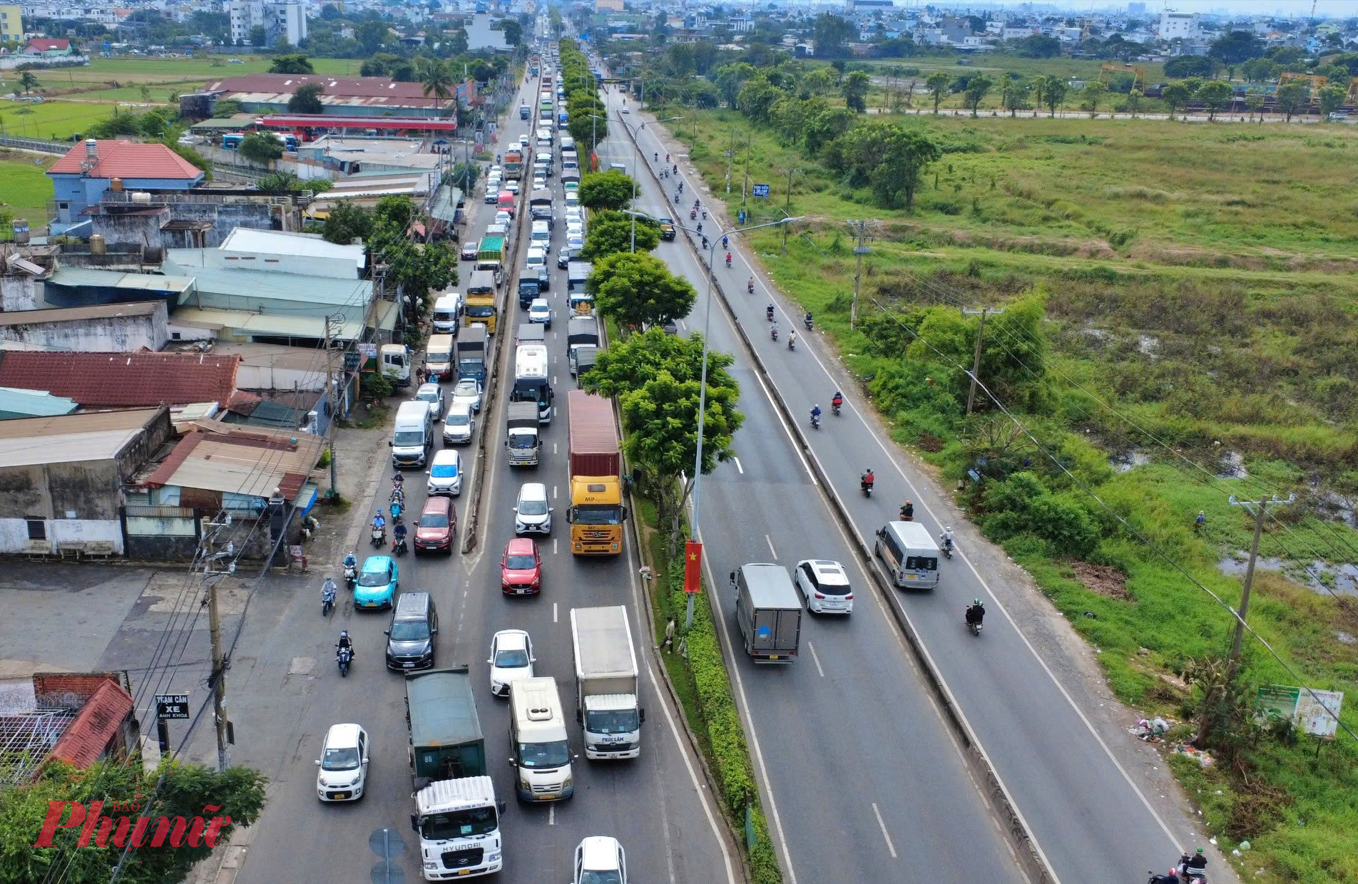 Cơ sở hạ tầng lạc hậu này đã không thể đáp ứng được lưu lượng phương tiện ngày càng tăng nhanh, đặc biệt là xe tải nặng và container ra vào các cảng và khu công nghiệp. Tình trạng này đã kéo dài trong nhiều năm, khiến việc nâng cấp, mở rộng tuyến đường trở thành một nhu cầu cấp thiết.