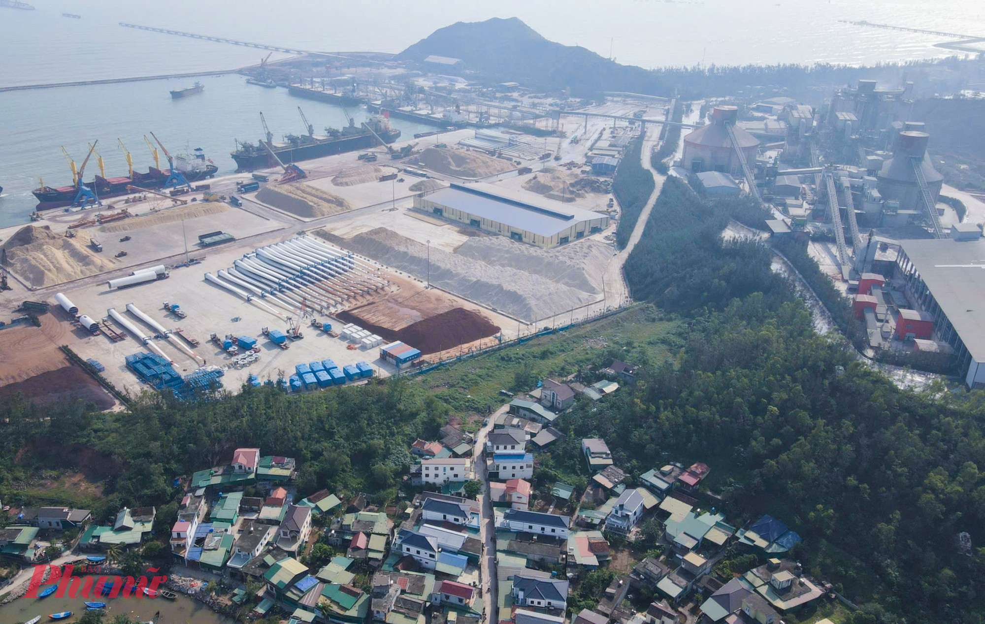 Gần 10 năm trước, 9 hộ dân ở xóm Hải Thịnh (xã Hải Lộc, tỉnh Nghệ An) được đưa vào diện di dời do nằm trong vùng chịu ảnh hưởng bụi, tiếng ồn và rung chấn khi Dự án Trạm nghiền xi măng Sông Lam được triển khai. 