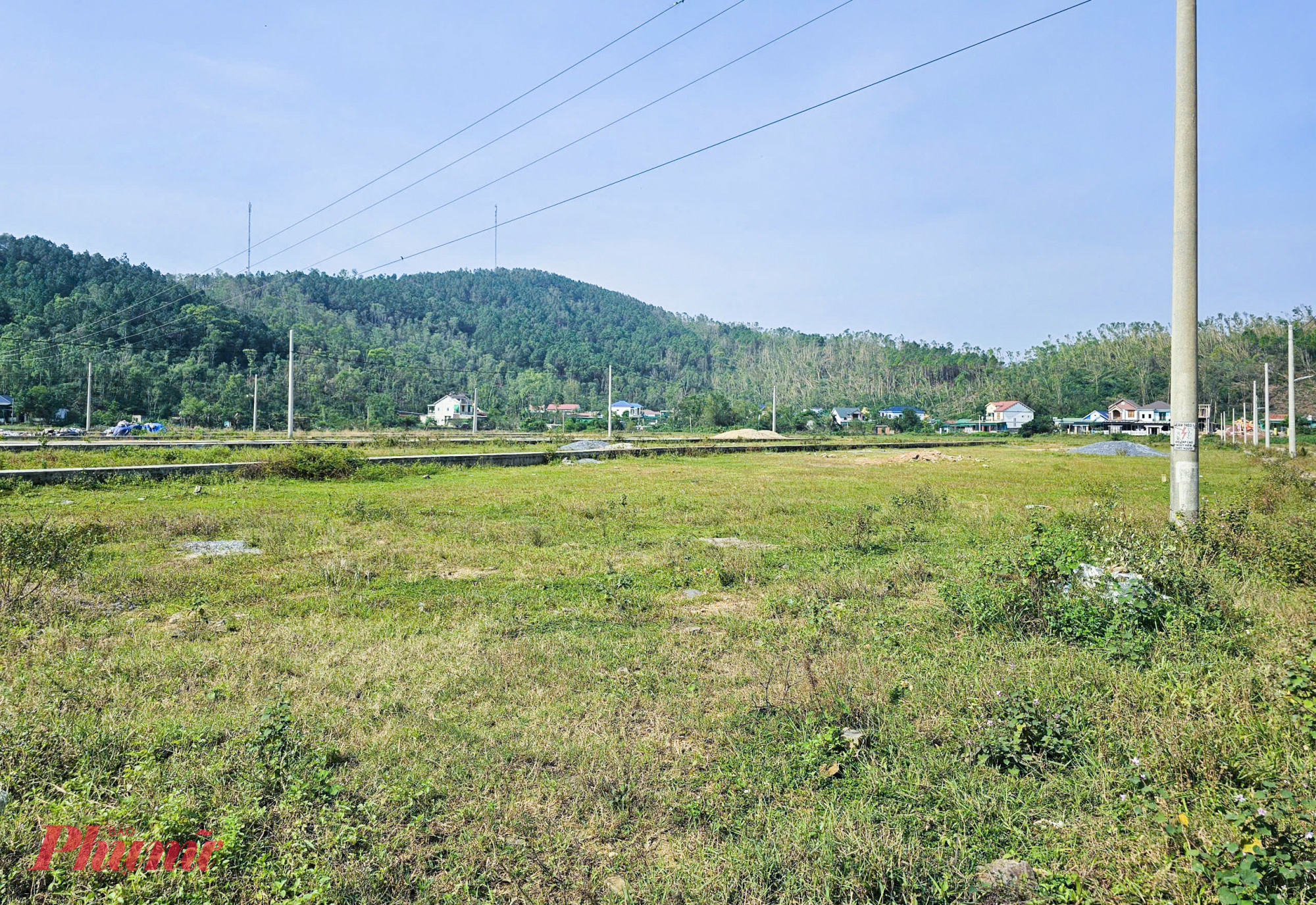 Đến nay, 9 hộ dân nằm trong diện di dời đã tăng lên thành 11 hộ. Khu tái định cư dành cho những hộ dân này đã hoàn thành song họ vẫn chưa được di dời đến nơi ở mới. 