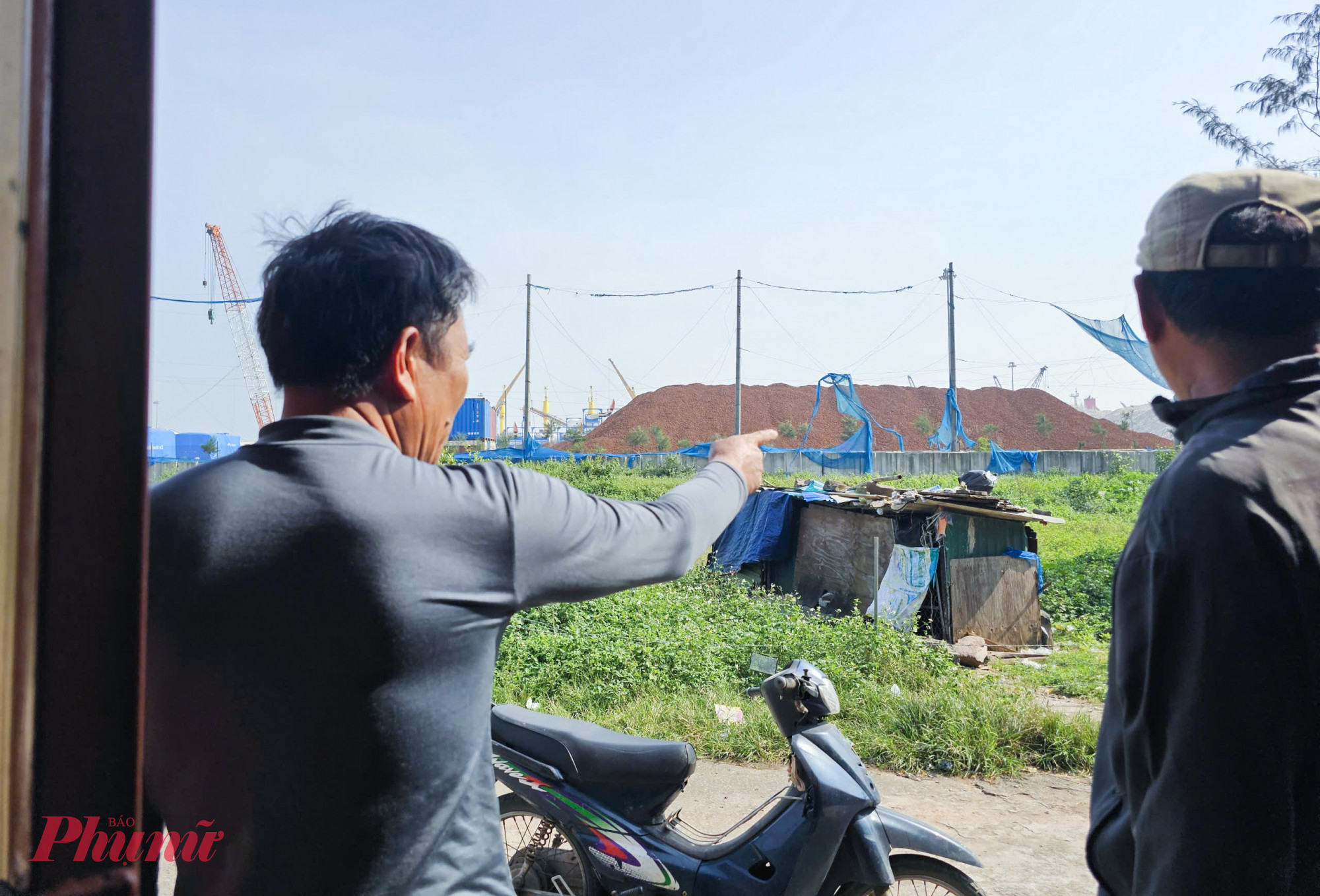 Nguyên nhân của sự chậm trễ kéo dài này chủ yếu nằm ở thủ tục và kinh phí bồi thường, giải phóng mặt bằng. Trước đây, công tác GPMB do huyện Nghi Lộc phụ trách, nhưng sau khi sáp nhập đơn vị hành chính, nhiệm vụ được chuyển về UBND xã Hải Lộc. 