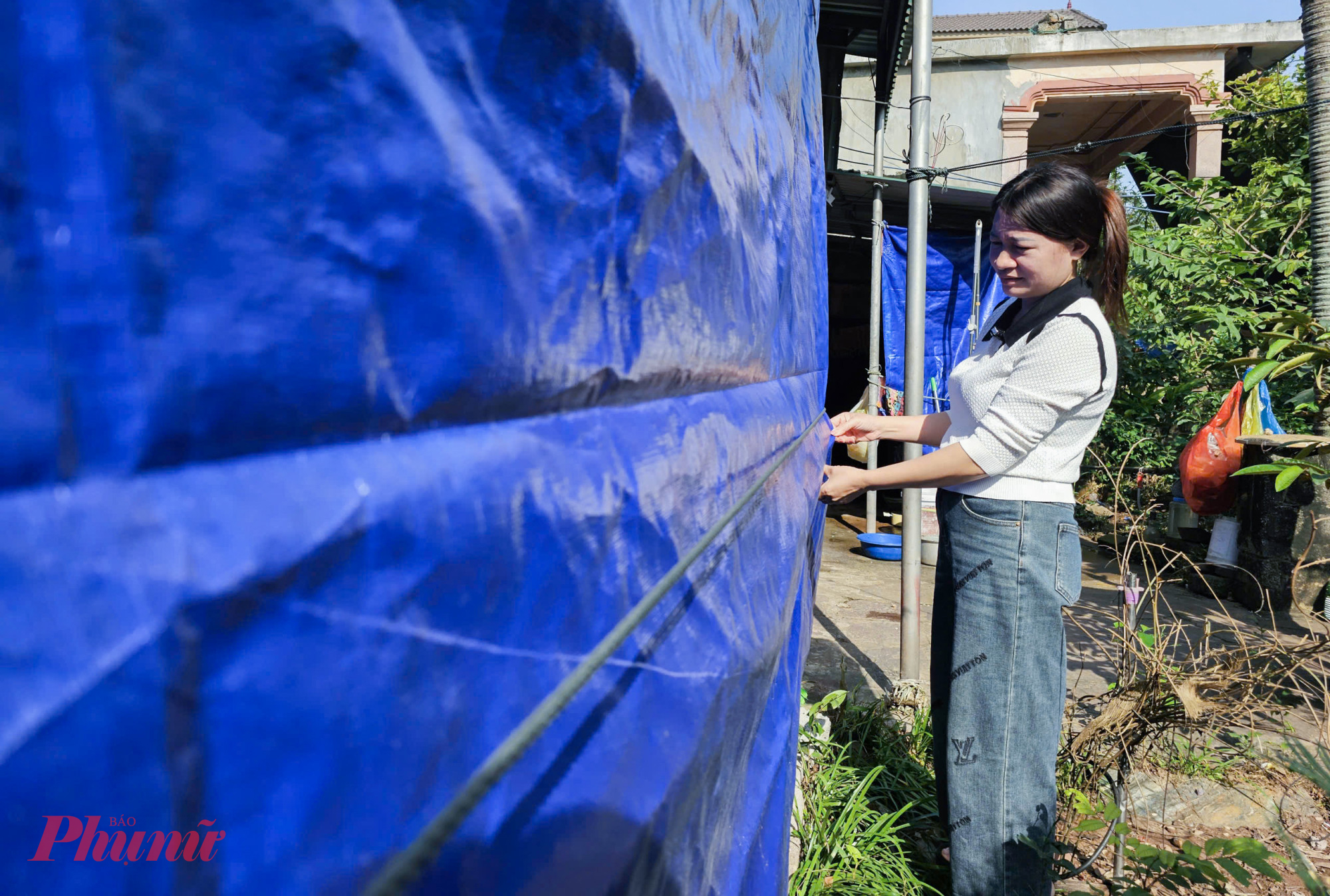 Nhà cách trạm nghiền khoảng 50m, chị Lê Thị Hải (39 tuổi, trú xóm Hải Lộc) cho biết, khổ nhất là những ngày nắng, bụi theo gió bay vào nhà, bám lên tường, lên bàn ghế nên chúng tôi luôn phải đóng kín cửa. 