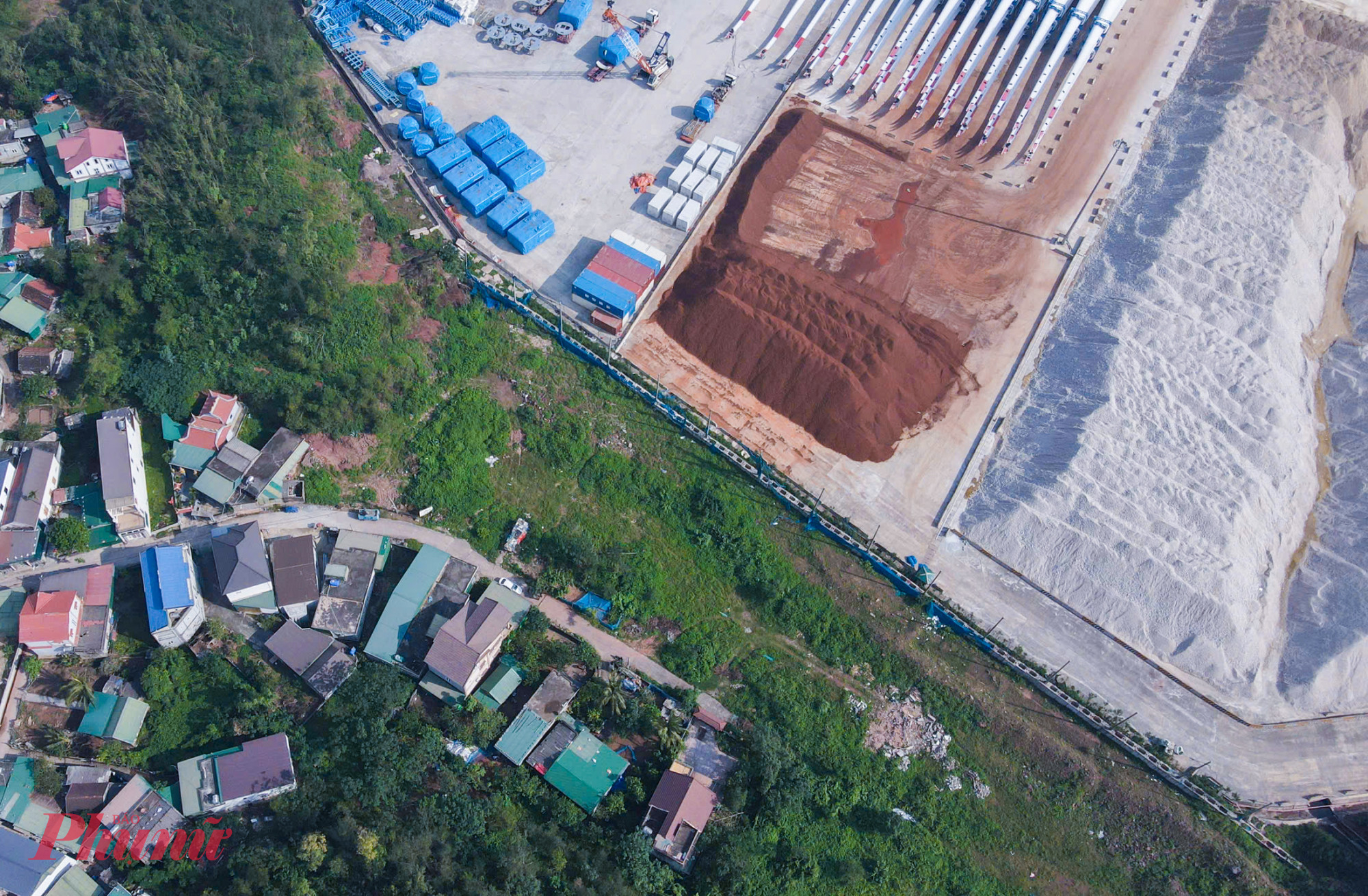 Những hộ dân này nằm sát với Trạm nghiền xi măng Sông Lam. Theo người dân địa phương, khi dự án đi vào hoạt động, cuộc sống của họ bị đảo lộn hoàn toàn vì bụi, tiếng ốn từ trạm nghiền và xe vận chuyển ngày đêm. 