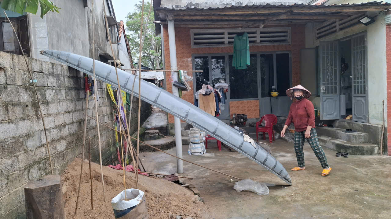 Không có nắng phơi khô, từ trong nhà ra đến ngoài sân “ngập” trong bề bộn- Ảnh: Mạnh Trâm Trân