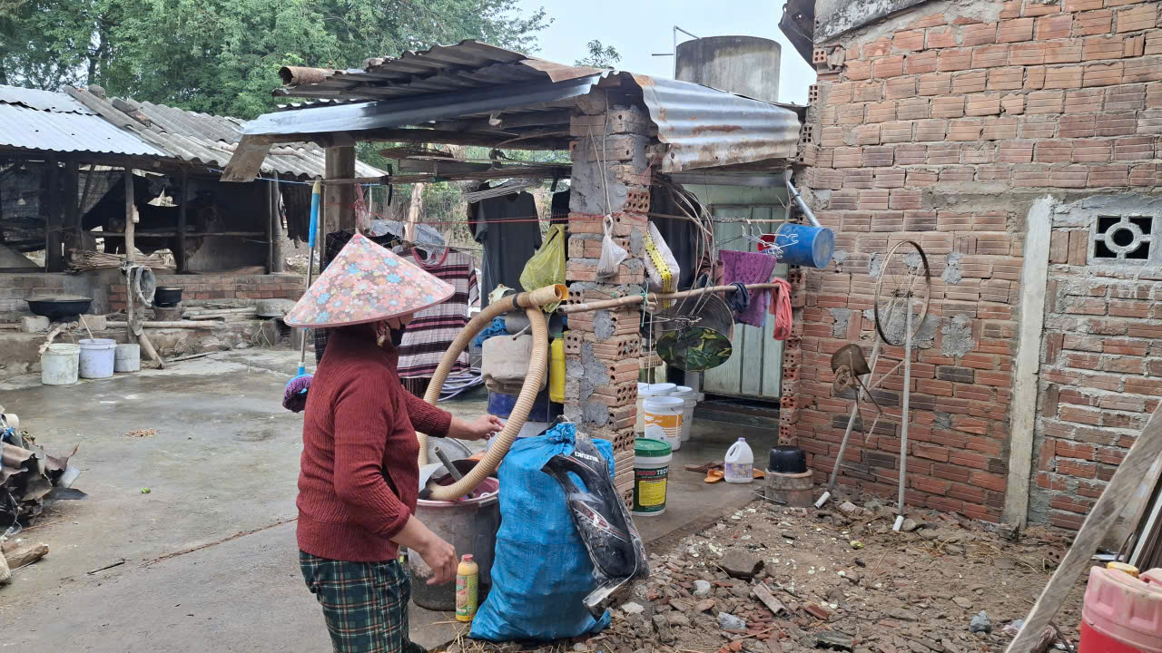 Ảnh bão 15, trời âm u, mưa kéo dài, đời sống của người dân phía đông tỉnh Đắk Lắk gặp rất nhiều khó khăn- Ảnh: Mạnh Trâm Trân