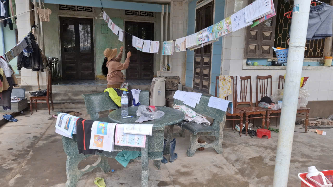 Sách vở học sinh ở phơi trên dây, ghế đá…khó khô- Ảnh: Mạnh Trâm Trân