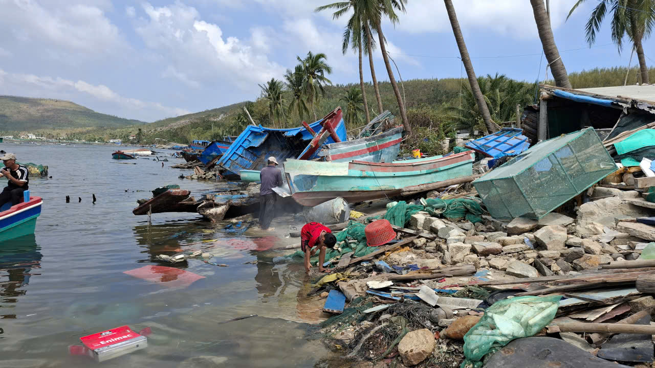 Bão số 13 gây thiệt hại tàu thuyền phường Sông Cầu, tỉnh Đắk Lắk - Ảnh: Mạnh Hoài Nam