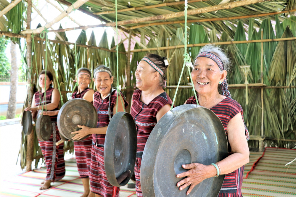 Phụ nữ Châu Ro đánh cồng chiêng trong các dịp lễ hội - ẢNH: HUYỀN TRANG