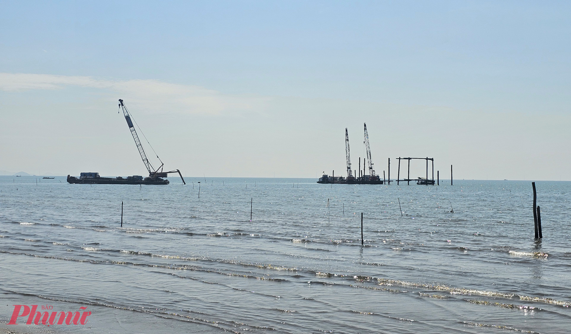 Khu vực nơi xảy ra sự cố đứt cáp điện ngầm vượt biển 110kV Hà Tiên – Phú nằm trong Dự án đầu tư xây dựng công trình Đường trục chính ven biển vào trung tâm TP Hà Tiên vừa được khởi công ngày 19/8. Do Sở Xây dựng làm chủ đầu tư, liên danh Công ty TNHH Tuấn Hiền – Công ty TNHH Trường Phát – Công ty CP hương mại, đầu tư, xây dựng Thái Sơn – Công ty CP Cầu Đường 10 - Hà Đô 1 là nhà thầu thi công.