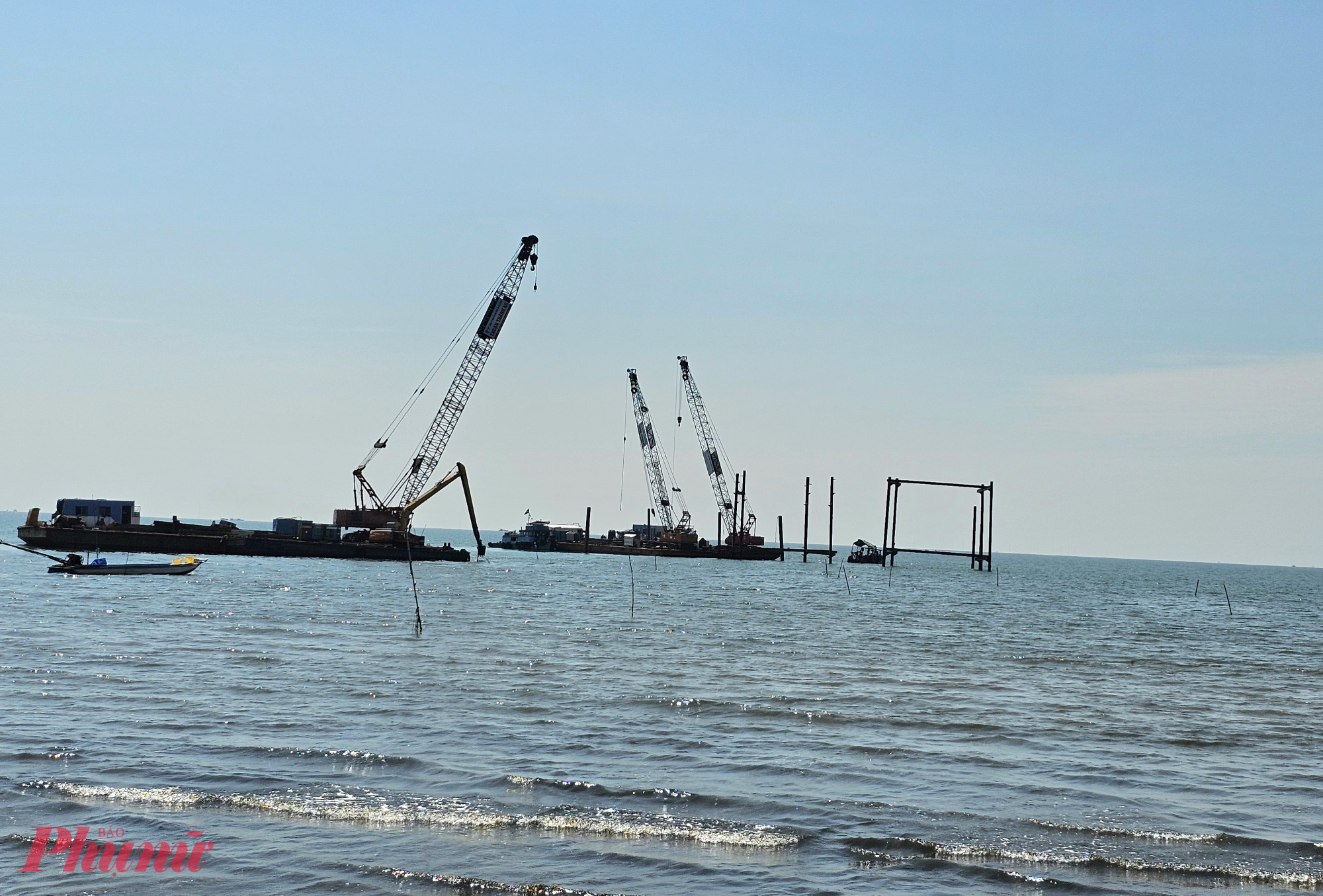 Ngày 2/12, ghi nhận của phóng viên, tại khu vực xảy ra sự cố cố đứt cáp điện ngầm vượt biển 110kV Hà Tiên – Phú Quốc thuộc phường Tô Châu, lực lượng Công an tỉnh An Giang đã tiến hành khám nghiệm hiện trường, điều tra làm rõ nguyên nhân xảy ra sự cố.