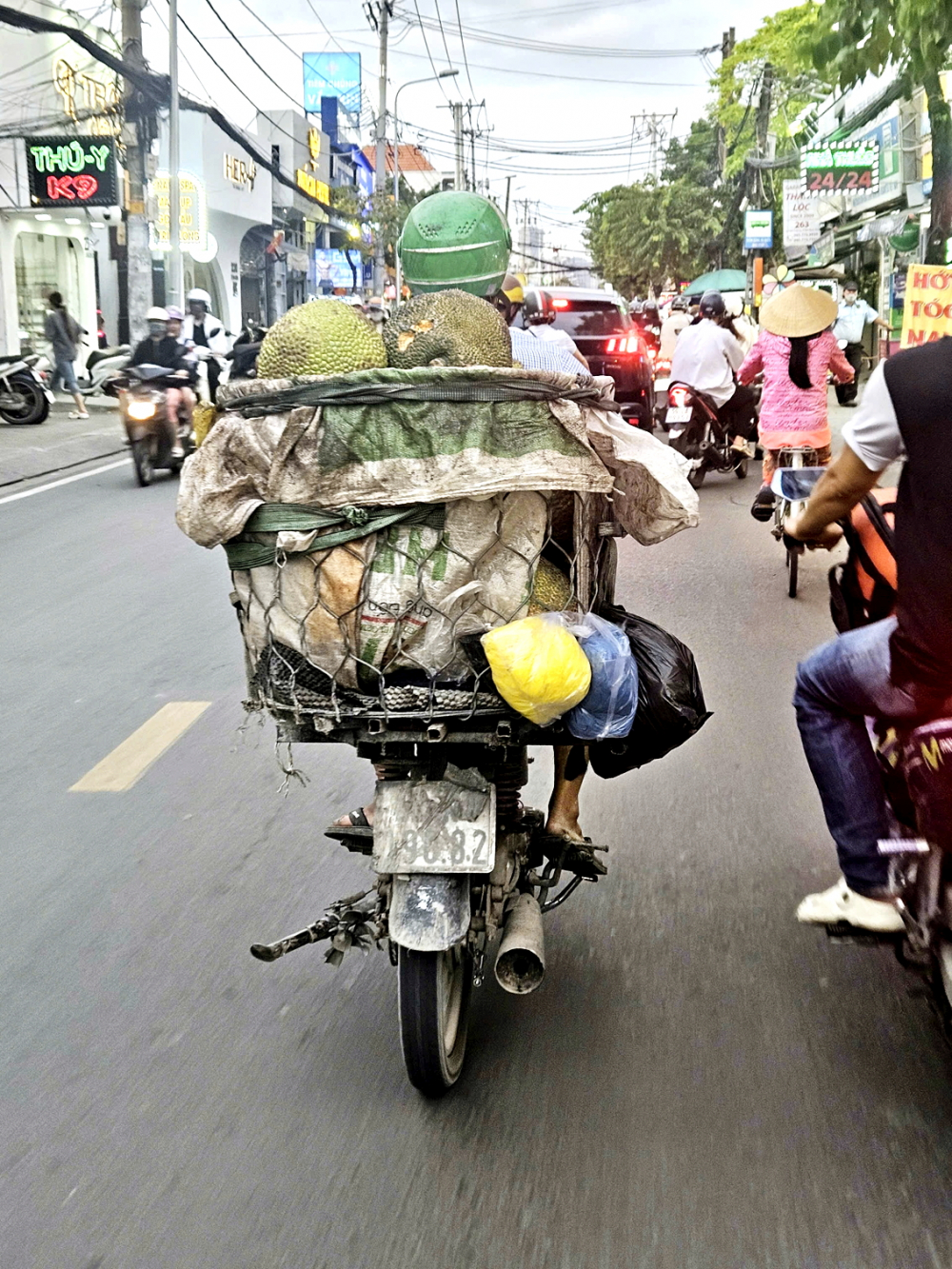 Chiếc xe tự chế bị che kín biển số chạy trên đường Lê Văn Lương, phường Tân Hưng