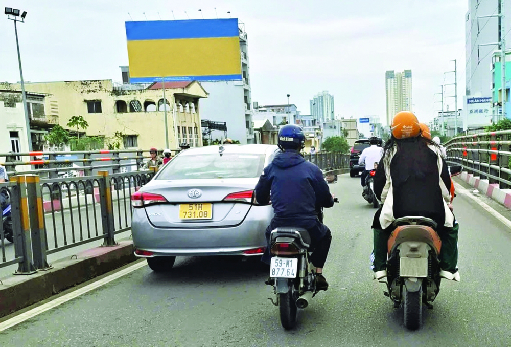 Chiếc xe ôm công nghệ lưu thông trên cầu vượt Cây Gõ, đường Hồng Bàng với biển số bị làm mờ