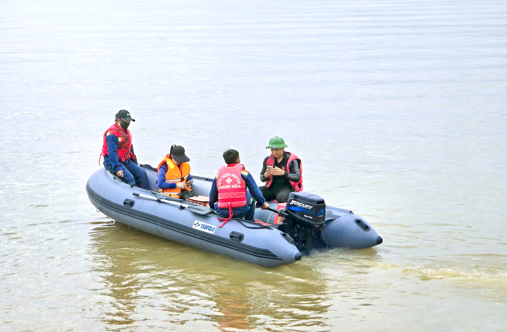  Từng được hỗ trợ, chị Nguyễn Thị Hoa (ngồi giữa thuyền) đã gia nhập đội cứu hộ miễn phí để hỗ trợ người khác