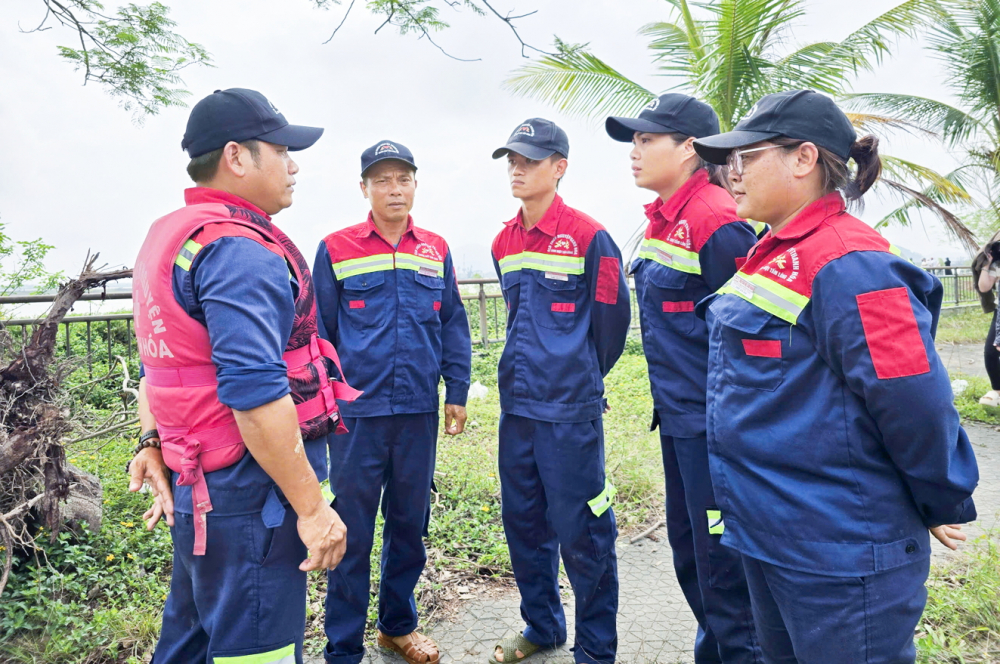 Anh Nguyễn Thái Ngọc cùng các thành viên trong đội Cứu hộ cứu nạn Thanh Hóa bàn phương hướng trước khi hạ thuyền tìm kiếm người đuối nước