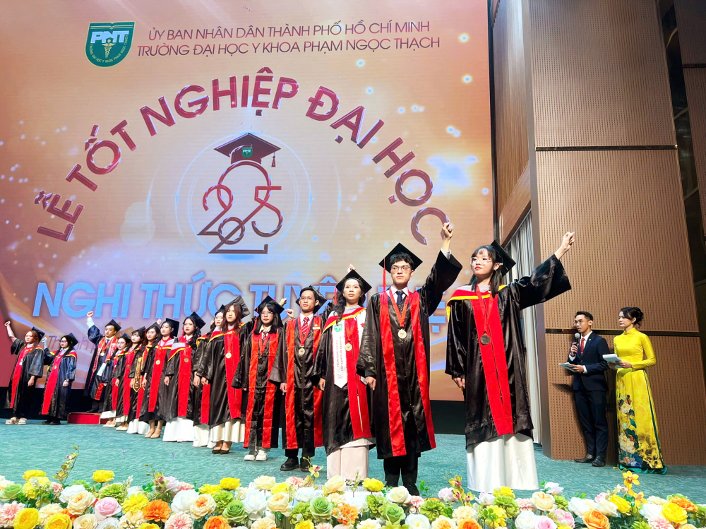 Sinh viên Trường đại học Y khoa Phạm Ngọc Thạch (TPHCM) đọc lời thề Hippocrates trong lễ tốt nghiệp hồi cuối tháng 11/2025 ẢNH: NGUYỄN LOAN