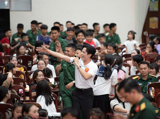 Ca sĩ Minh Sang biểu diễn phục vụ cán bộ, chiến sĩ