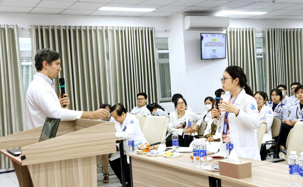 Tiết học với giảng viên nước ngoài của sinh viên Trường đại học Khoa học sức khỏe,  thuộc Đại học Quốc gia TPHCM - ẢNH: NGUYỄN LOAN