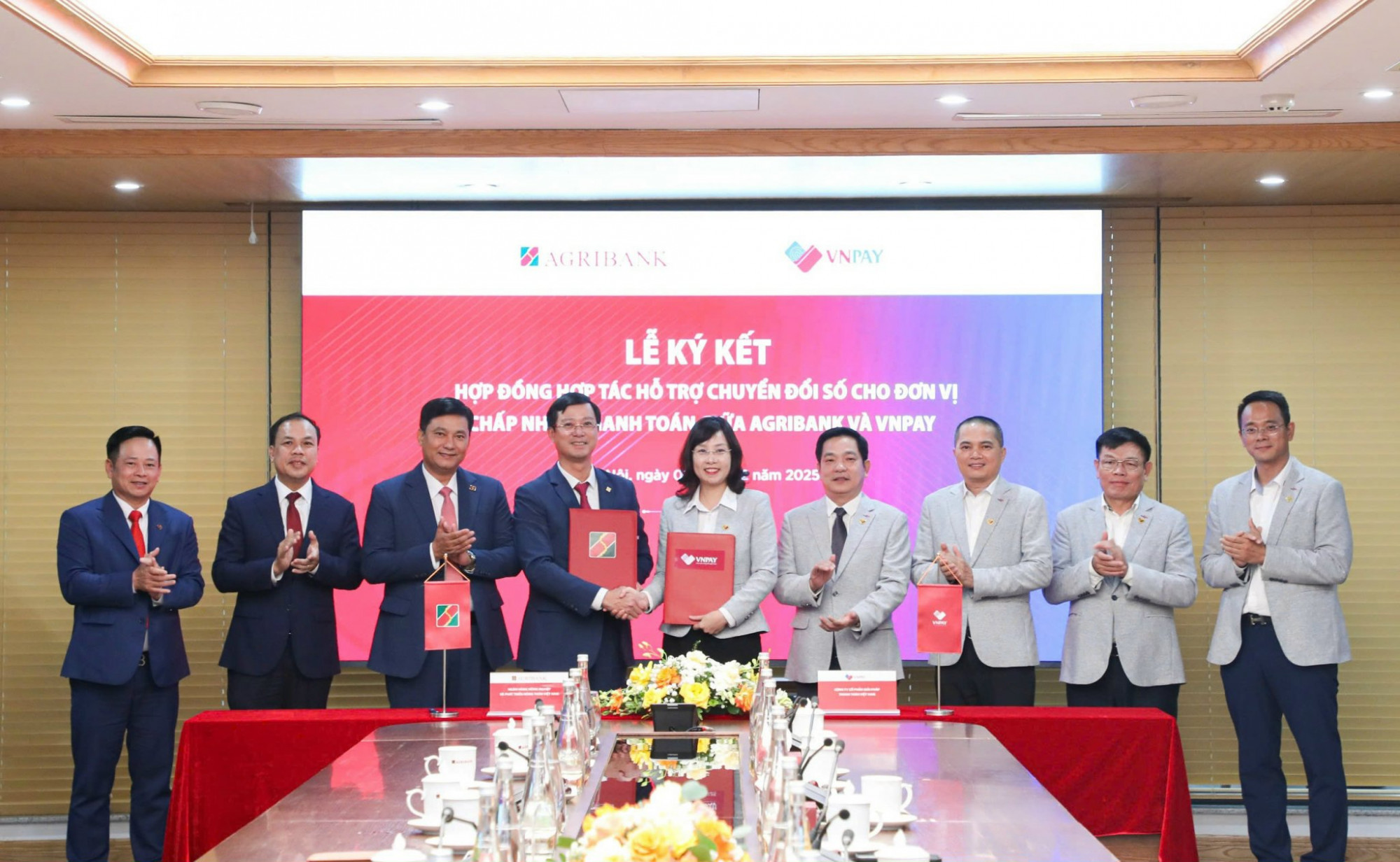 Đại diện Agribank và VNPAY ký kết hợp tác triển khai gói giải pháp chuyển đổi số cho hộ kinh doanh - Ảnh: Agribank