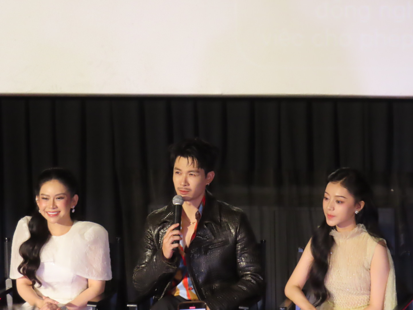 Anh Tú Atus ( giữa) chia sẻ về vai diễn