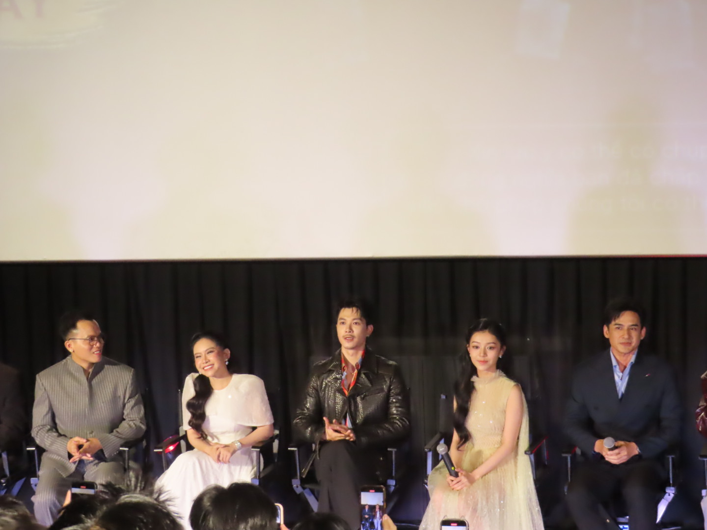 Các thành viên đoàn phim giao lưu sau buổi chiếu