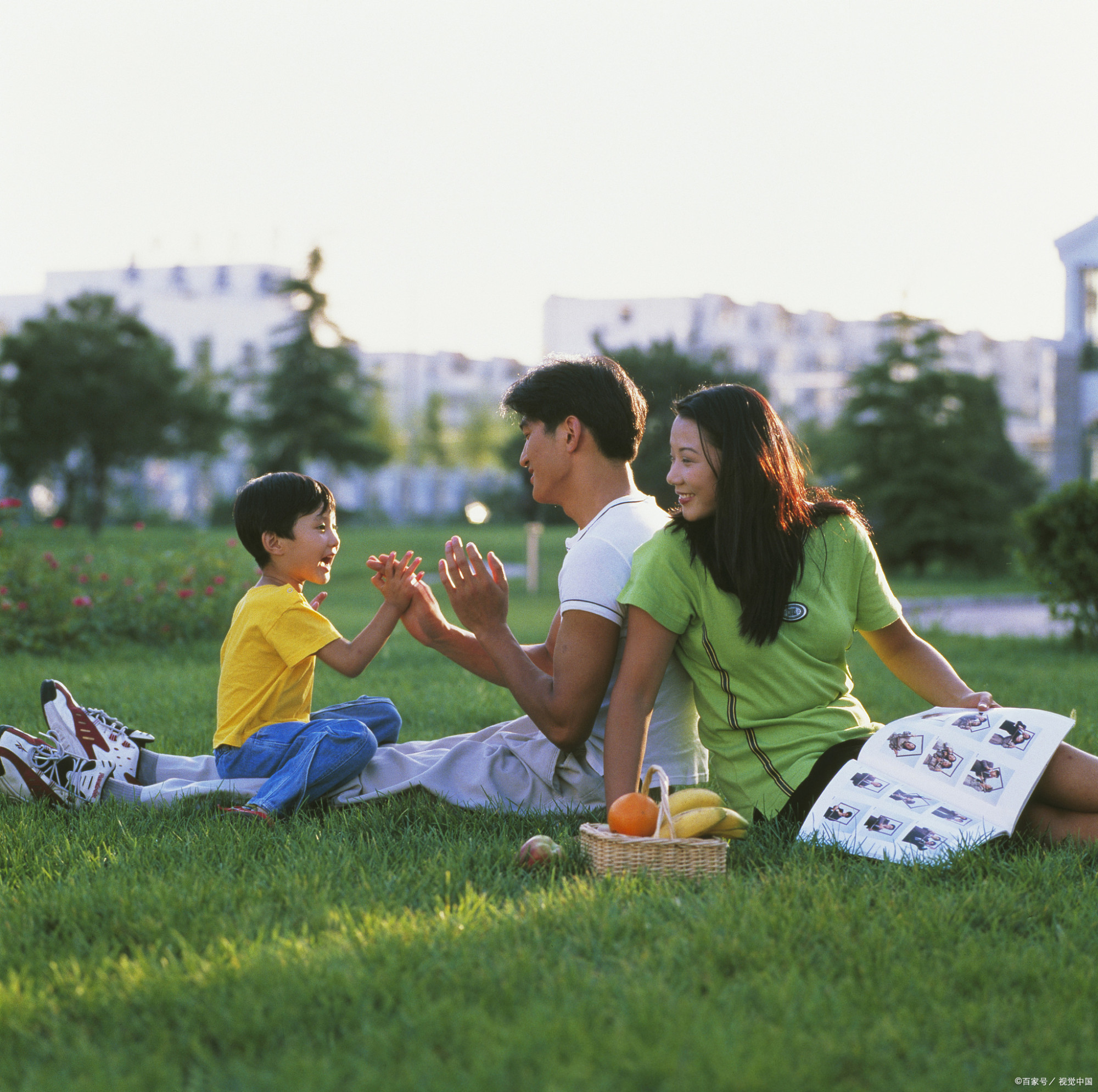 Bạn bè người ta thành đạt hết rồi kìa! Ảnh minh họa
