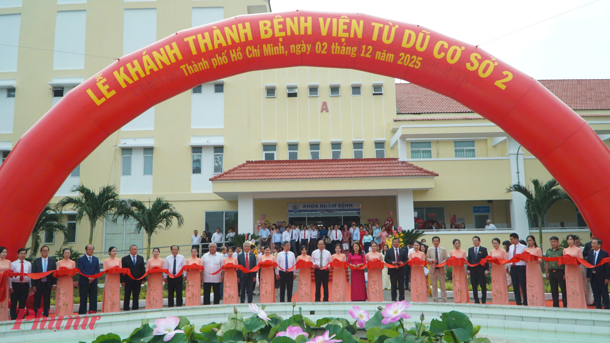  Lãnh đạo TPHCM thực hiện nghi thức cắt băng khánh thành Bệnh viện Từ Dũ - cơ sở 2 - Ảnh: Thanh Tâm
