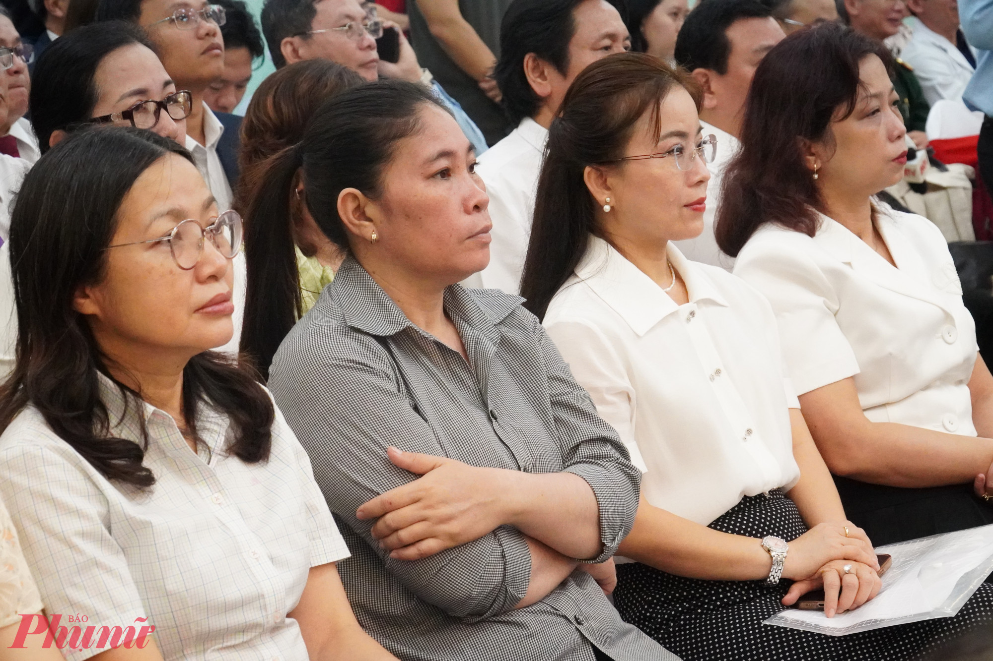 Người dân xã Cần Giờ chăm chú theo dõi buổi ra mắt - Ảnh: Thanh Tâm