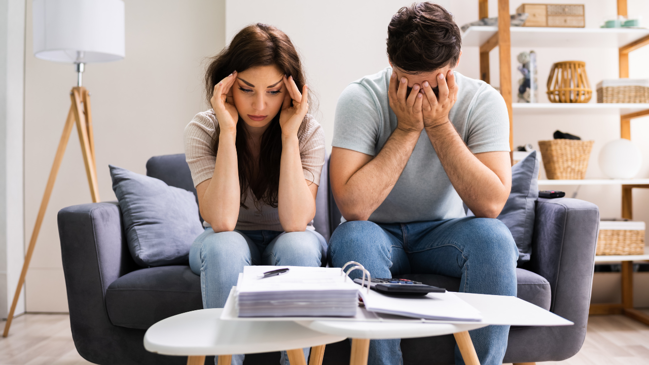 Kiểm soát tài chính là một trong số những vấn đề quen thuộc của gia đình Việt - Ảnh: Canva Pro