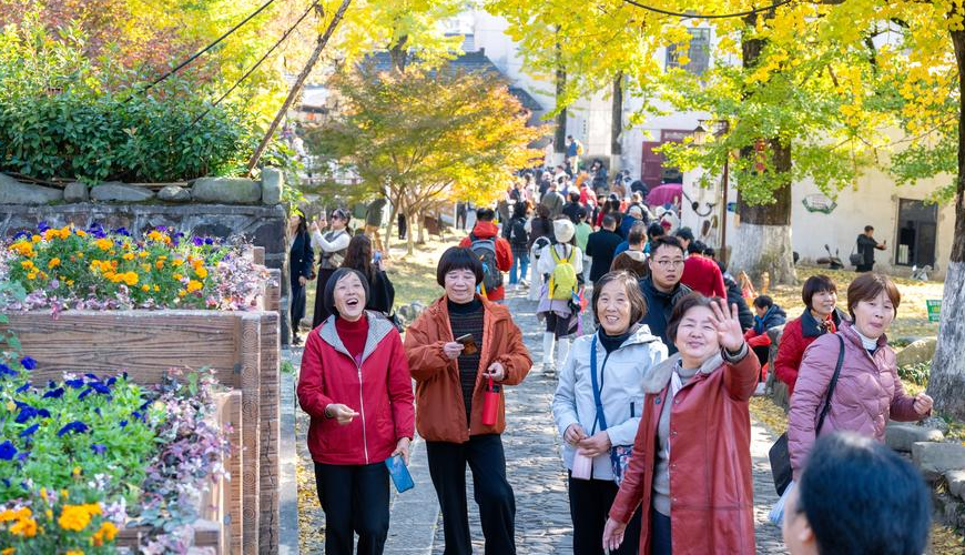Nhiều người cho rằngMong muốn được ăn mặc đẹp có nghĩa là bạn từ chối đầu hàng tuổi già thụ động, và cách bạn chi tiêu tiền cho thấy cuộc sống của bạn vẫn tràn đầy sức sốnghi tiêu tiền cho thấy cuộc sống của bạn vẫn tràn đầy sức sống