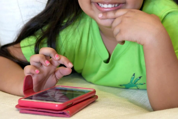 Trẻ sở hữu điện thoại se kèm theo nhiều nguyy cơ sức khỏe kém