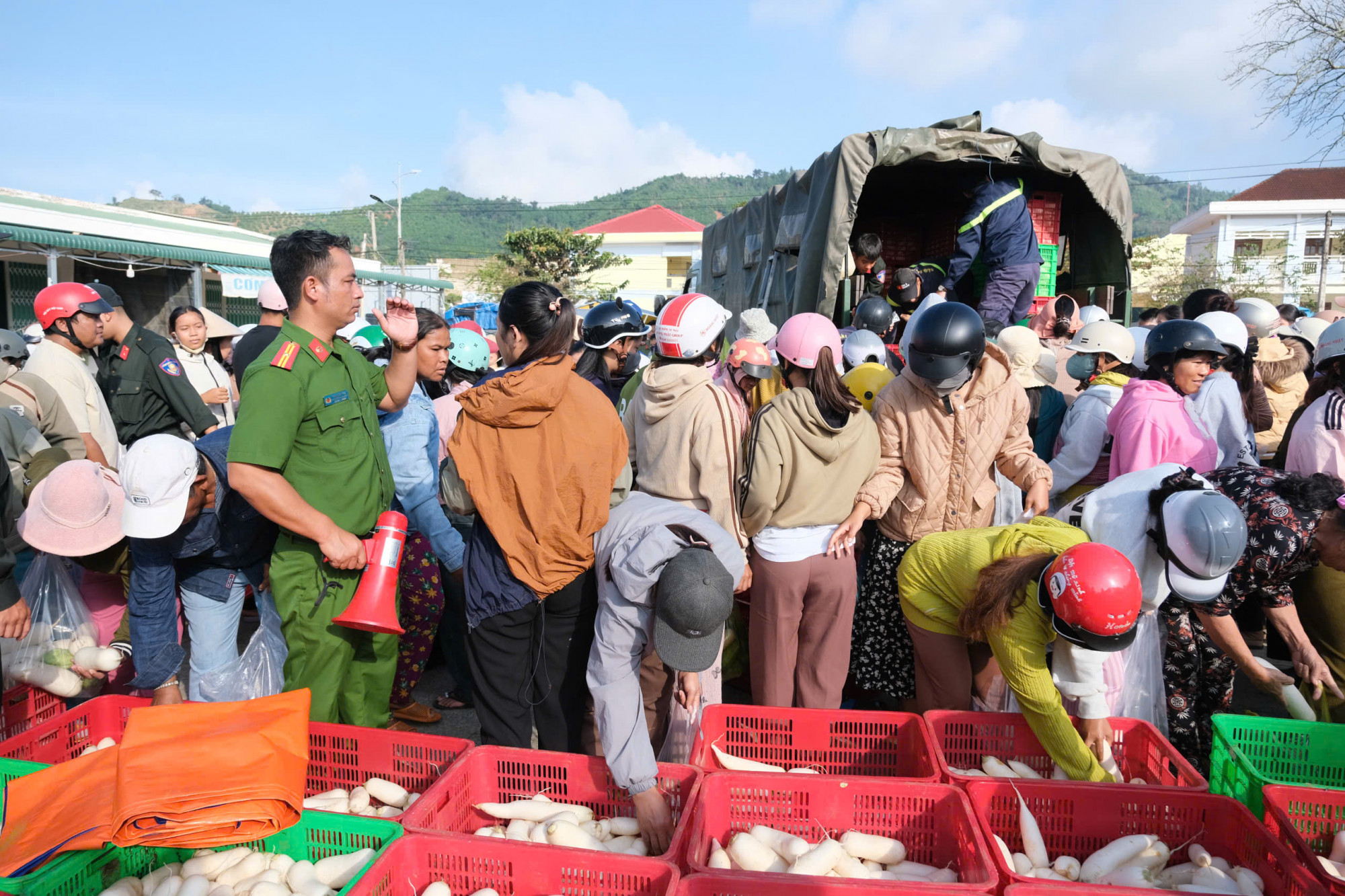 Lực lượng công an tổ chức phát rau, củ cho người dân - Ảnh: CACC