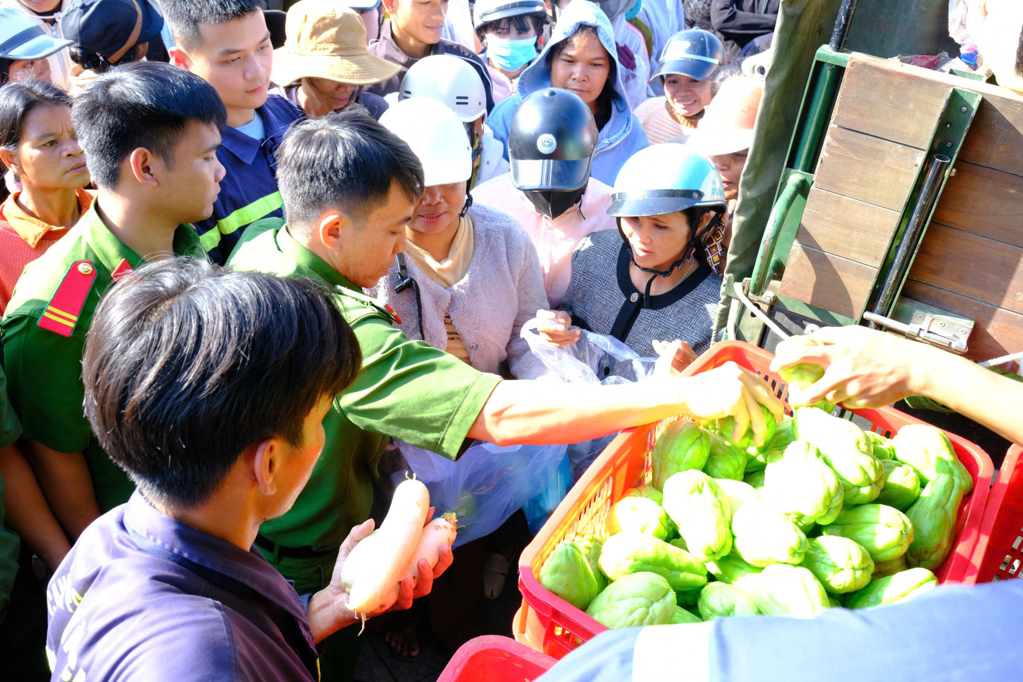Người dân không giấu được niềm vui khi nhận được rau, củ tươi ngon từ lực lượng công an - Ảnh: CACC