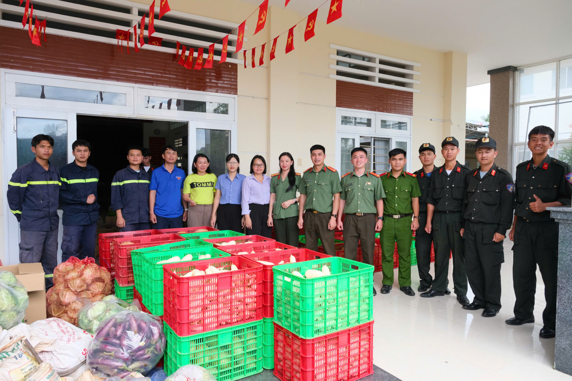 Chỉ trong 2 ngày, Công an các đơn vị, địa phương của tỉnh Lâm Đồng đã huy động được gần 34 tấn rau, củ, quả các loại 