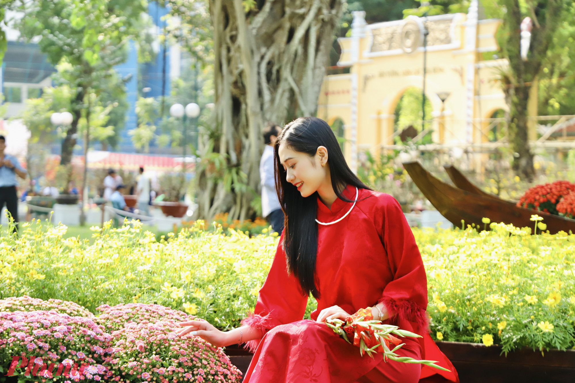 Người dân vui chơi, chụp ảnh tại hội hoa xuân ở công viên Tao Đàn (TPHCM) vào dịp Tết Nguyên đán 2025