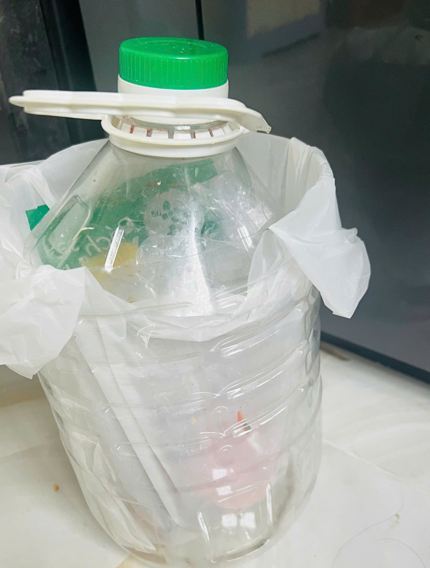 Thùng đựng rác “tái chế” từ can dầu ăn 5 lít