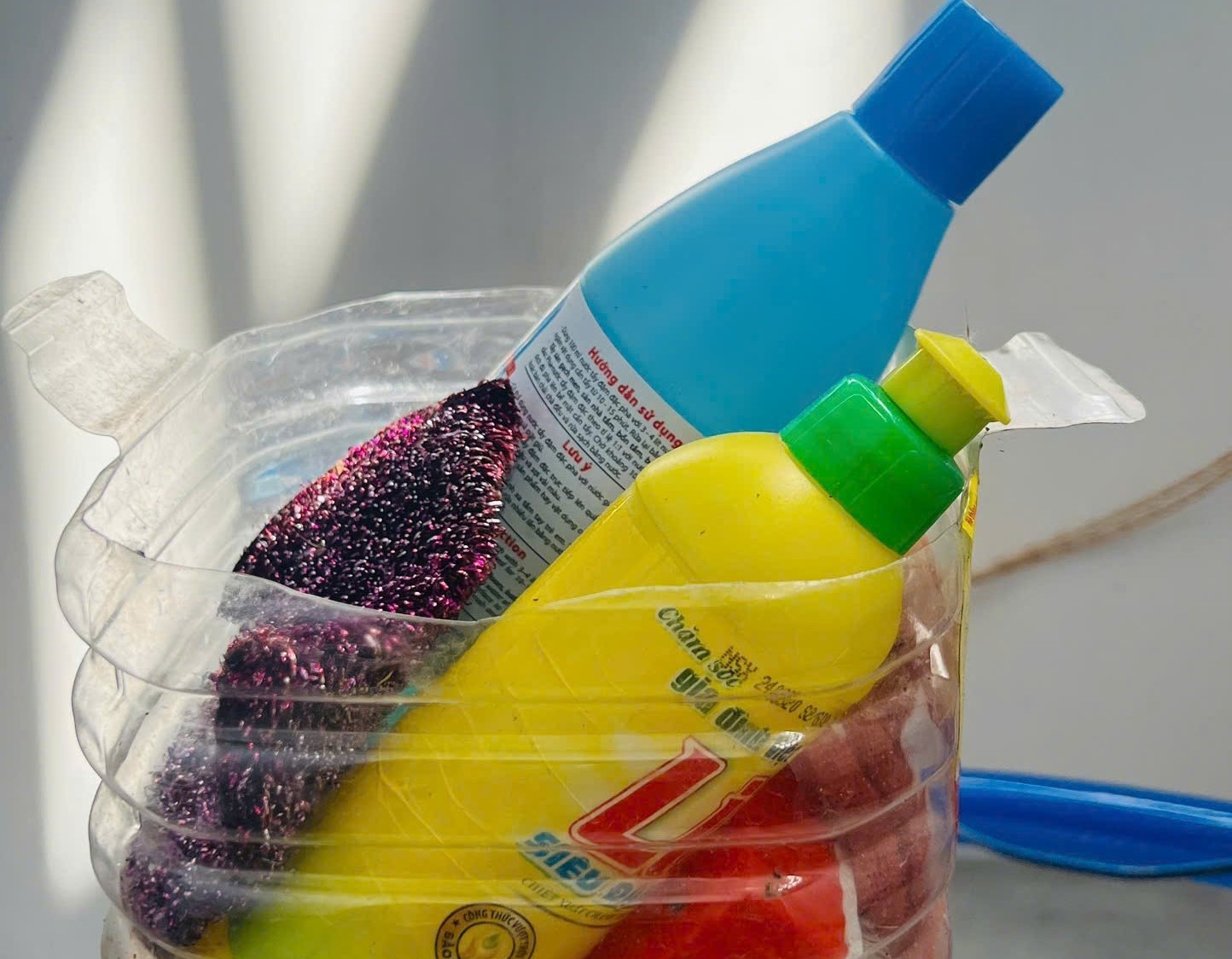 Can dầu ăn được cắt ra làm rổ đựng đồ