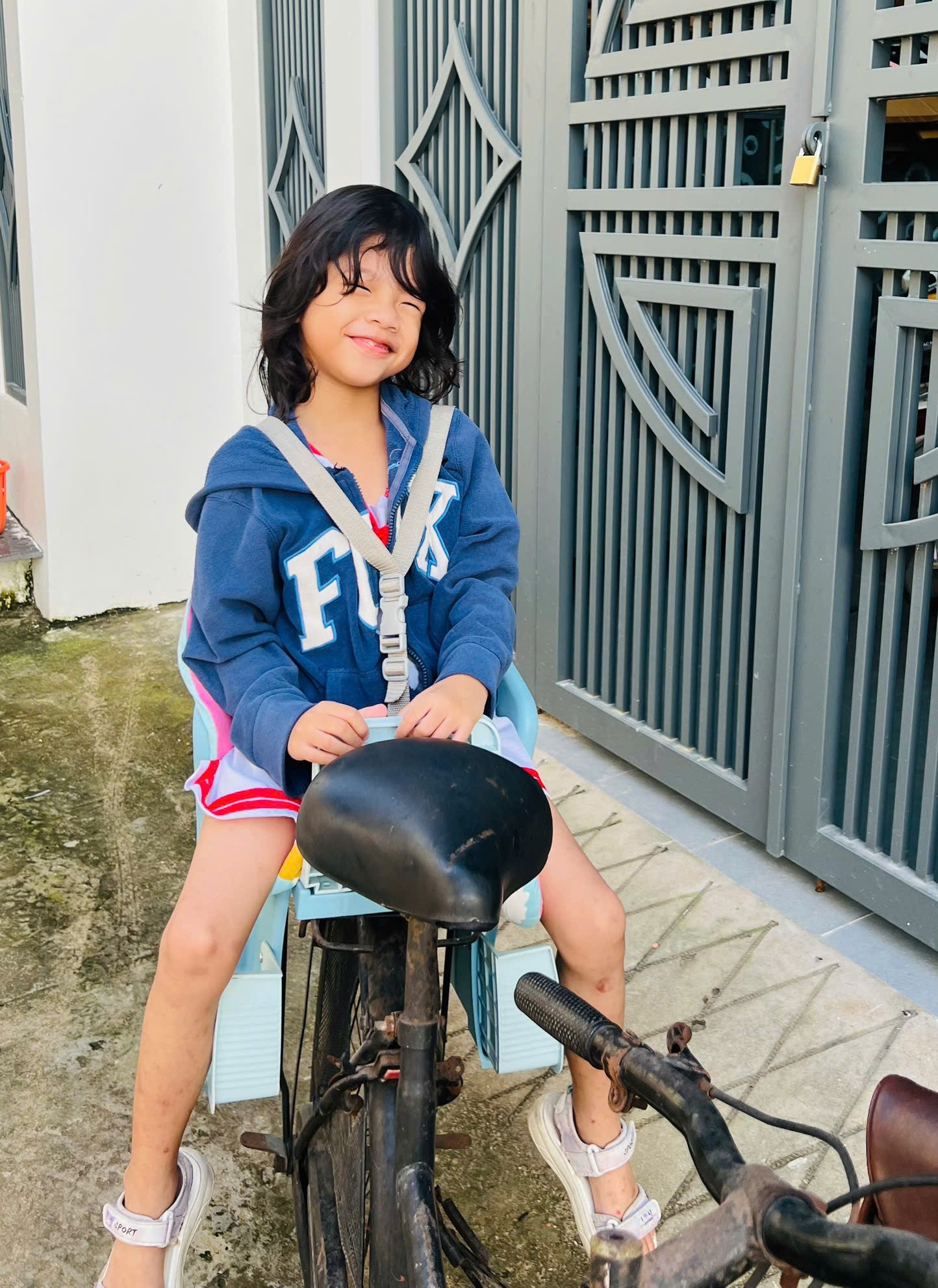 Con rất thích thú với câu chuyện của tôi về việc đi xe đạp