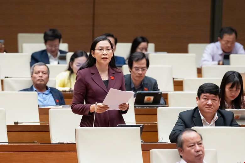 Đại biểu Huỳnh Thị Ánh Sương đề xuất có bộ sách giáo khoa tiếng anh, sách song ngữ Việt - Anh - ảnh: QH