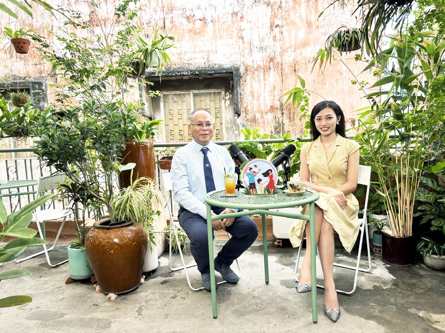 Tiến sĩ, bác sĩ Mai Bá Tiến Dũng (trái)  trong talk show Mình là của nhau