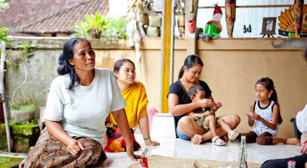 Nhiều phụ nữ nhiễm HIV che giấu tình trạng của mình với người xung quanh vì sợ bị kỳ thị. - Ảnh: Jakarta Post