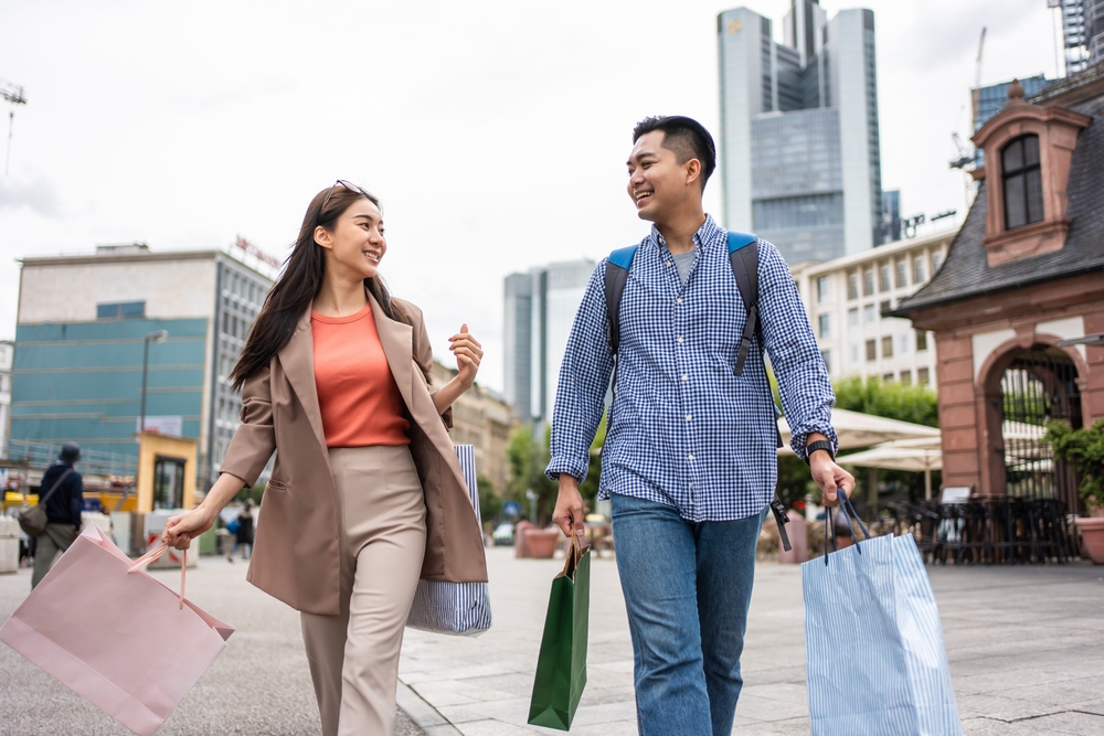 Nói chung, quần áo là vật ngoài thân, đồ nhiều hay ít không quan trọng, miễn sao gia đình vui vẻ, vợ chồng hạnh phúc - Ảnh minh họa: Shutterstock