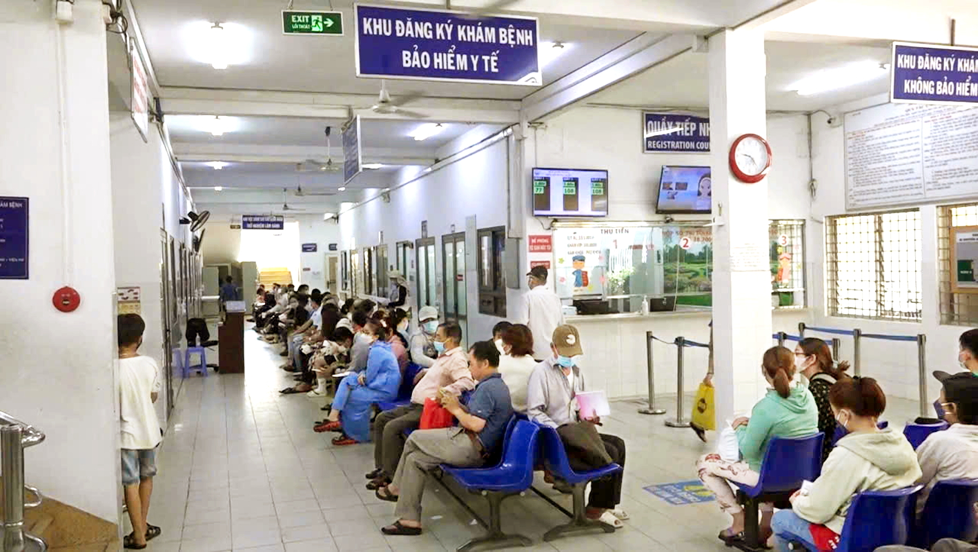 Người dân chờ khám bệnh theo bảo hiểm y tế tại Bệnh viện Da Liễu TPHCM - ẢNH: PHẠM AN