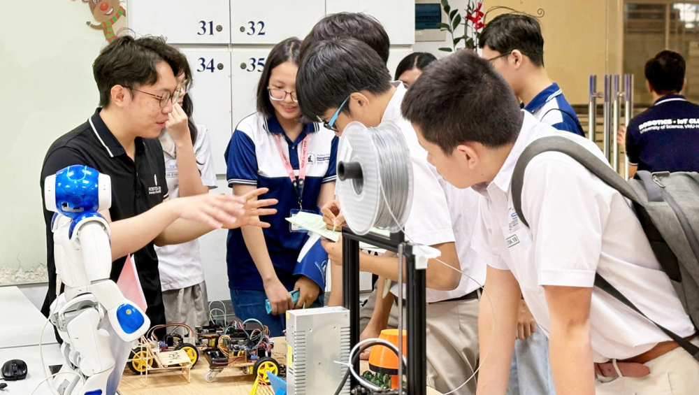 Sinh viên ngành khoa học máy tính, Trường đại học Khoa học tự nhiên (Đại học Quốc gia TPHCM) hướng dẫn học sinh tìm hiểu về ngành học