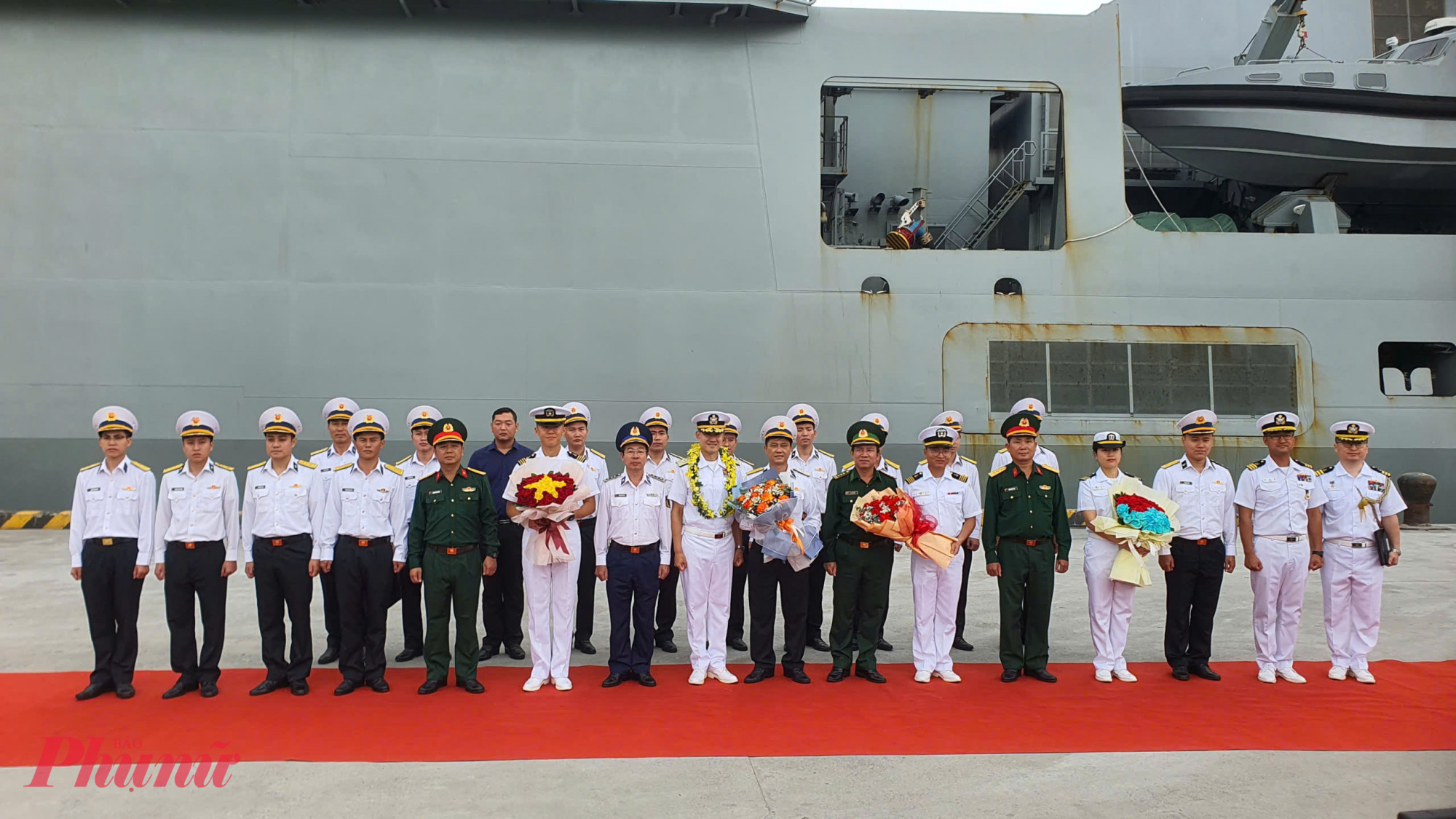 Đại diện các đơn vị quân đội và TP Đà Nẵng chào đón sỹ quan, thuỷ thủ tàu ROKS Hansando.