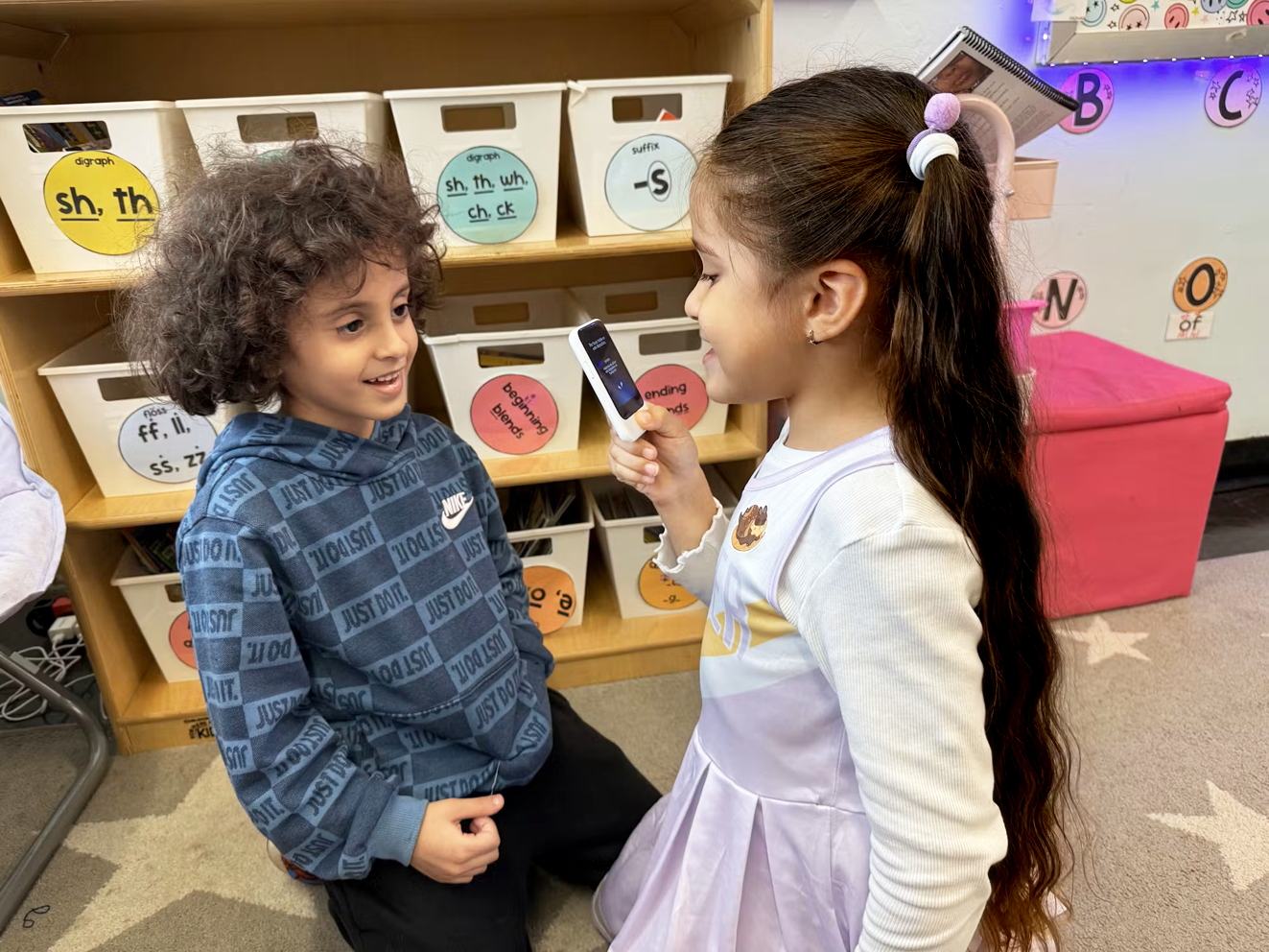 Sử dụng thiết bị hỗ trợ từ AI giúp các em nhỏ vượt qua rào cản ngôn ngữ - ẢNH: MADISON WEIDNER (Edsurge)