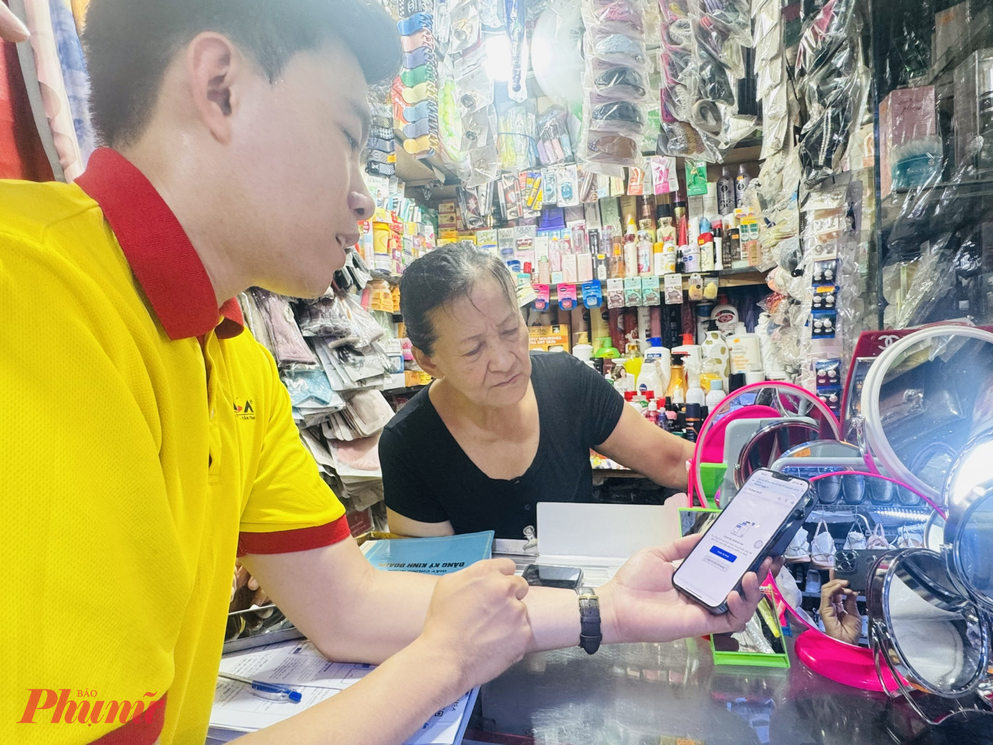 Chủ sạp mỹ phẩm Thương Ái đang được đơn vị giải pháp phần mềm Misa hướng dẫn 