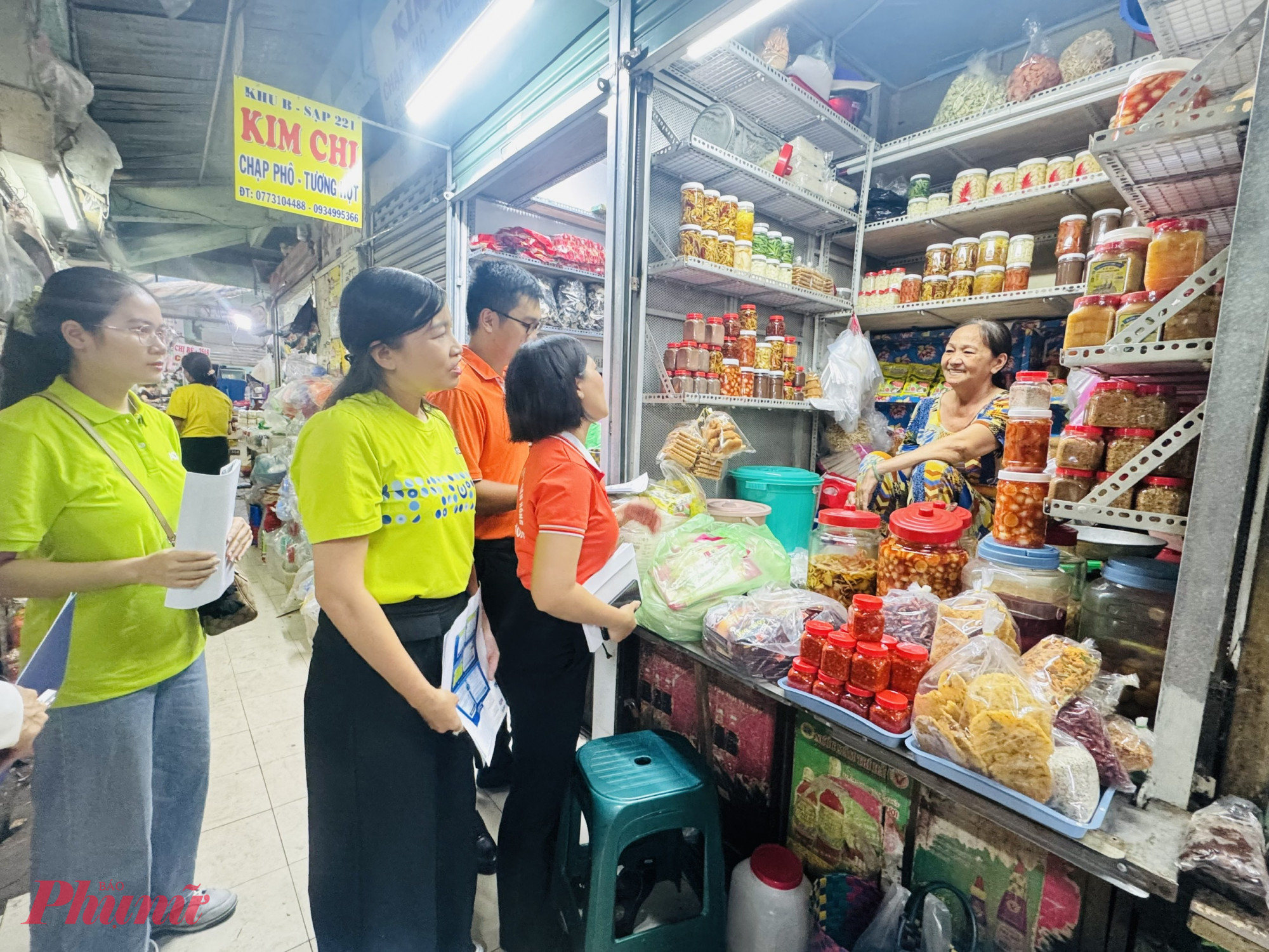 Các đơn vị ngân hàng, hai nhà cung cấp giải pháp công nghệ còn cử nhân viên đến từng sạp để hướng dẫn trực tiếp tiểu thương