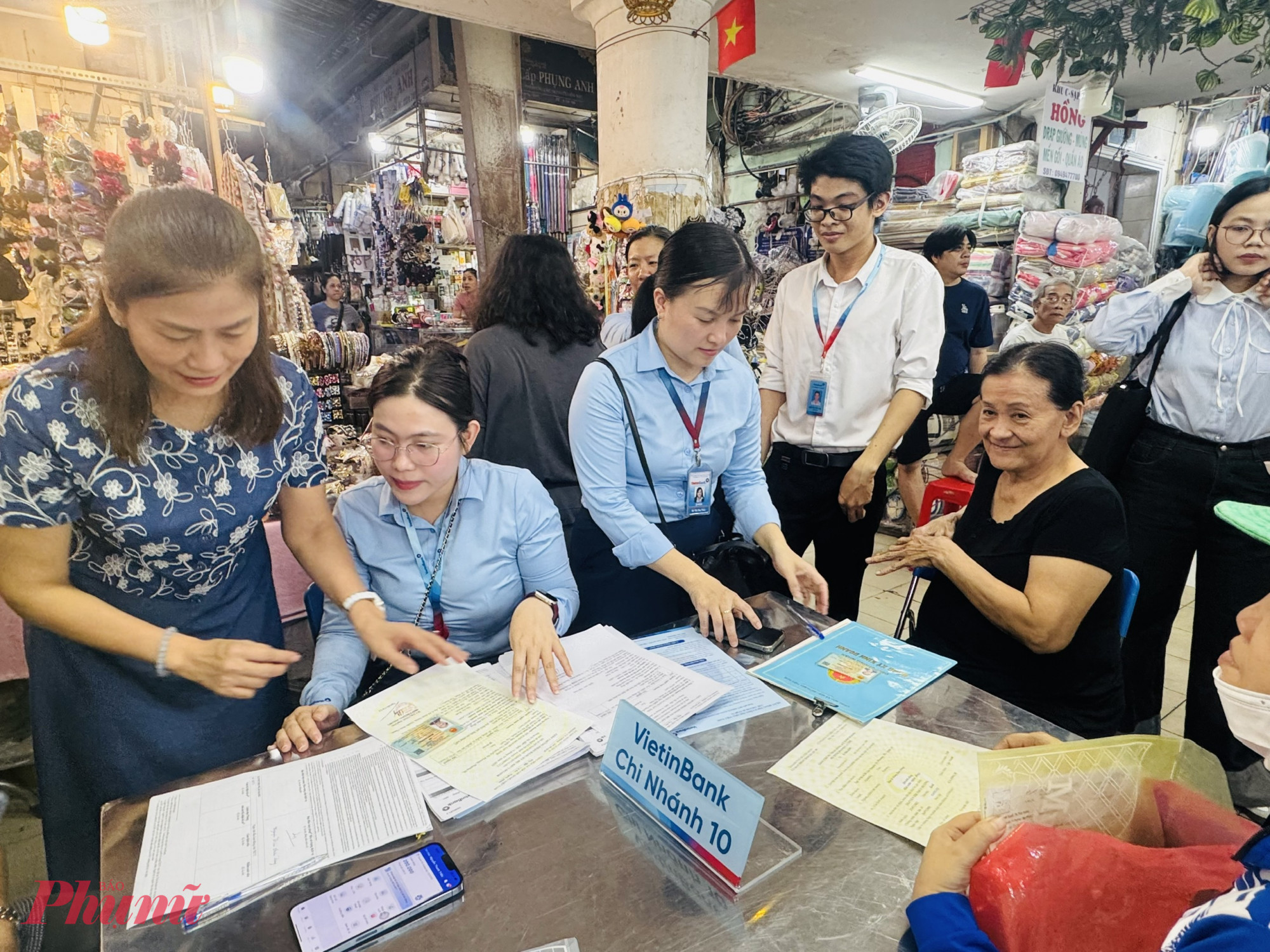 Các đơn vị đã bố trí dãy bàn tư vấn tại cổng chợ để hướng dẫn các tiểu thương