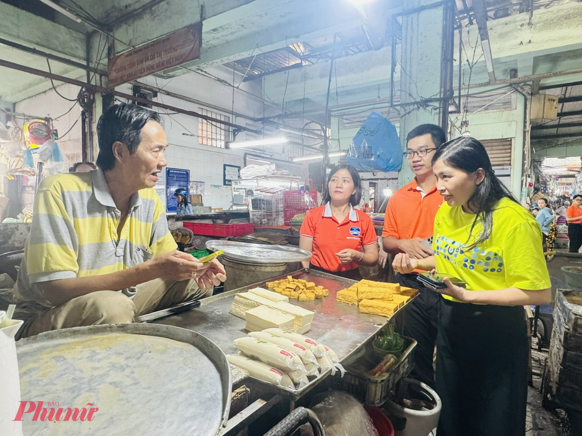 Một chủ sạp chuyên kinh doanh đậu hũ tại chợ cho biết, hai vợ chồng ông không có con cái, đều đã ngoài 60 tuổi. Trong khi đó, ông vẫn chưa có điện thoại smartphone nên chưa thể mua phần mềm bán hàng giống các tiểu thương khác. 