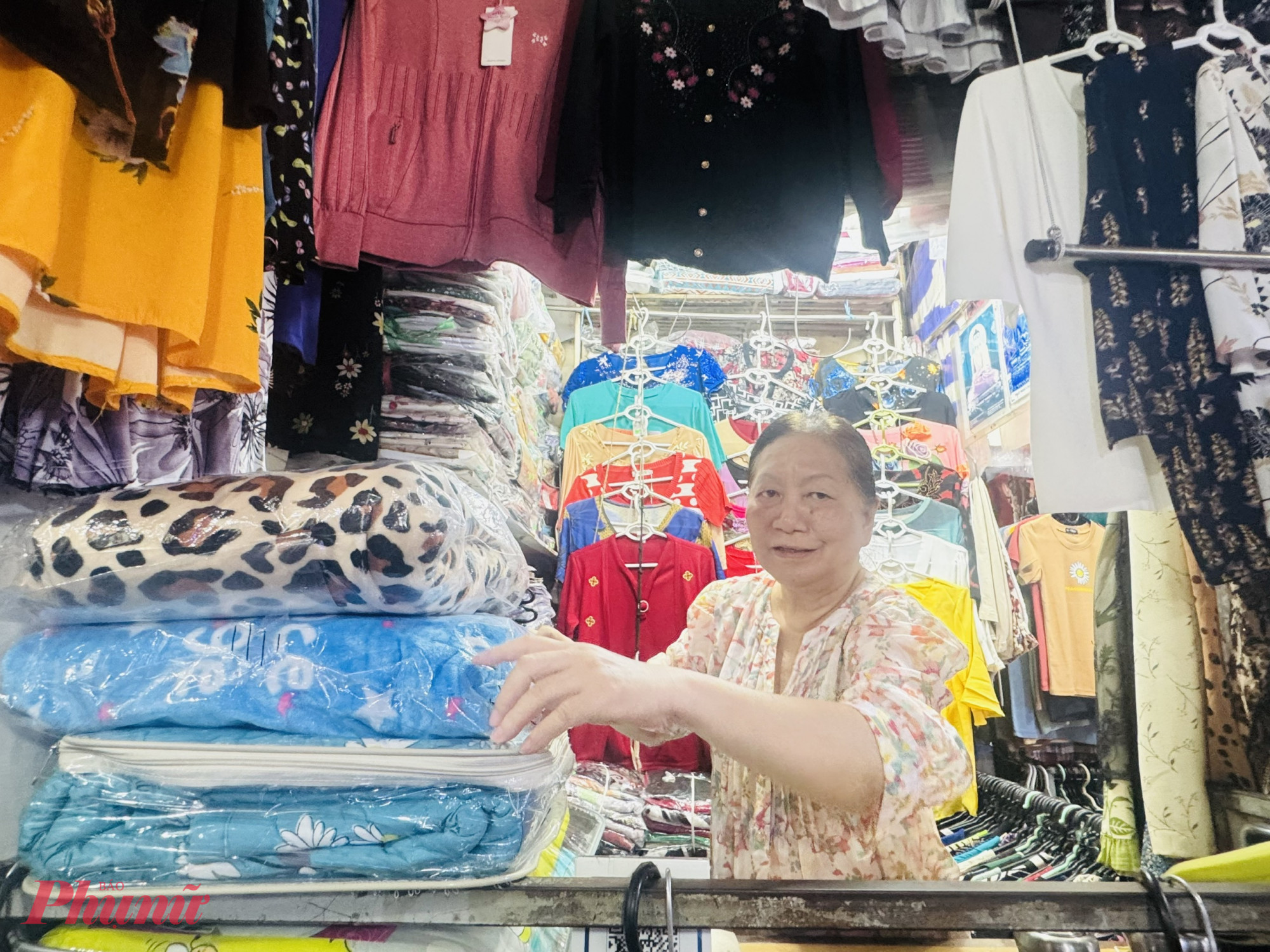 Bà Nguyễn Thị Gòn (trong ảnh), kinh doanh tại chợ này đã 40 năm. Bà cho biết, với tuổi đã lớn, bà thấy hơi bỡ ngỡ, khó khăn, không thích hợp lắm với giai đoạn thời số hiện nay. Nhưng đây là chủ trương của nhà nước, bà sẽ nhờ con cháu hướng dẫn hoặc học tập thêm. 'Để tồn tại thì bắt buộc phải học và tìm hiểu. Nếu mình dậm chân tại chỗ thì sẽ không thích nghi được, không đáp ứng được thời cuộc. Đối với nguồn thu nhập thấp như của tôi, tôi thấy nếu kê khai như vậy sẽ rõ được nguồn thu. Lúc đó cơ quan thuế sẽ thấy rõ để đánh thuế chính xác hơn. Còn trong quản lý bán hàng, mình sẽ biết được hàng tồn, hàng xuất ra rõ ràng hơn. Ngày xưa không kiểm soát được đầu vào, đầu ra, chỉ biết bán thôi. Bây giờ có thể kiểm soát được một phần. - bà 